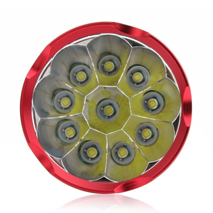 La torcia è dotata di 10 LED che illuminano fino a 400 metri di distanza La torcia è dotata di 10 LED che illuminano fino a 400 metri di distanza