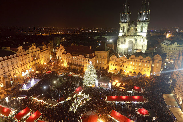 I mercato di Natale a Praga in Piazza Grande nella Repubblica Ceca I mercato di Natale a Praga in Piazza Grande nella Repubblica Ceca