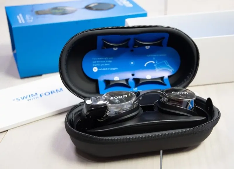 portaocchiali da nuoto FORM smart swim goggles