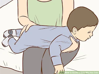Cullare il bambino in grembo a pancia in giu Cullare il bambino in grembo a pancia in giu