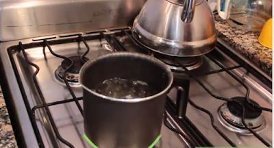 Togliere dal fuoco quando l'acqua bolle Togliere dal fuoco quando l'acqua bolle