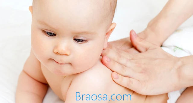 COME CALMARE UN BAMBINO CON LE COLICHE AL PANCINO
