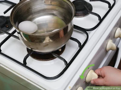 pentola con le uova a fuoco medio pentola con le uova a fuoco medio